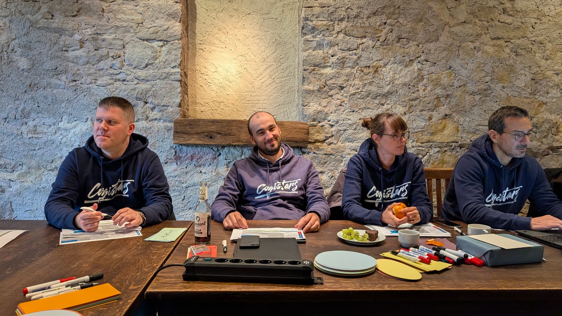 Cogitaris-Team beim Offsite in Team-Hoodies