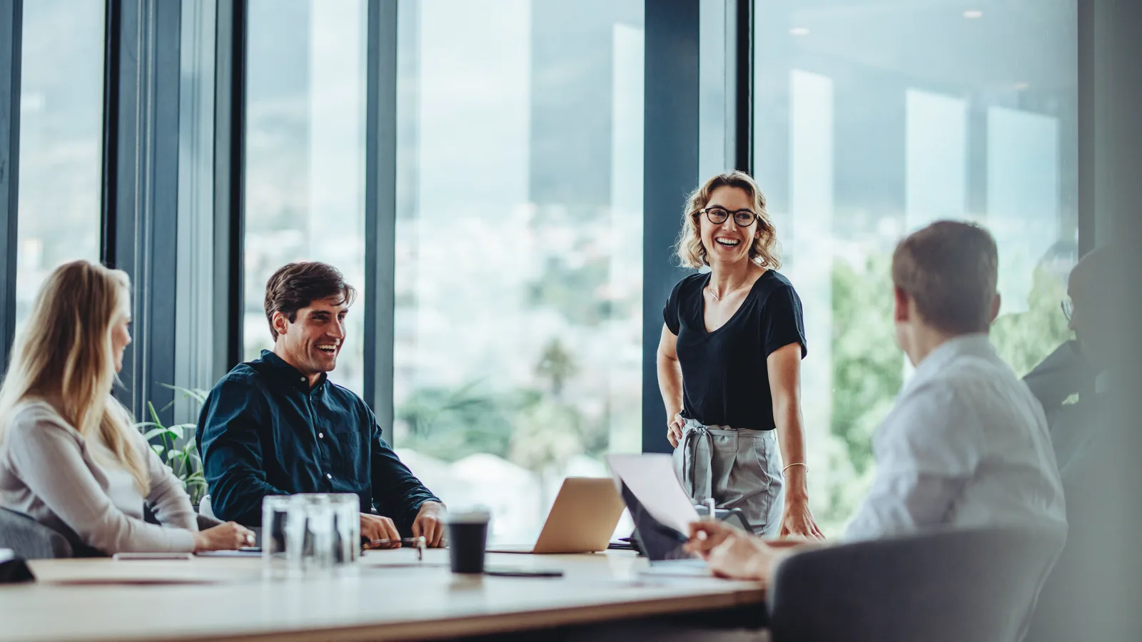 Team bespricht Ergebnisse im Boardroom
