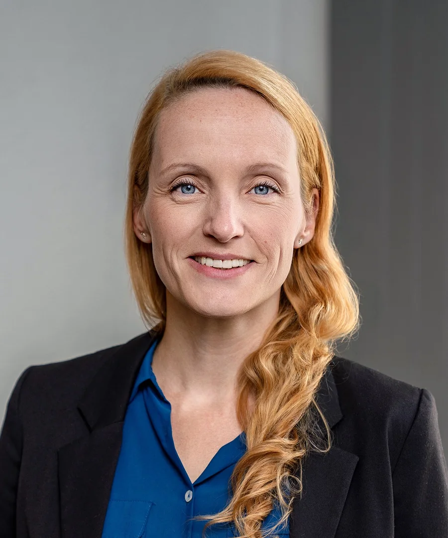 Porträt von Sabrina Grumm, Expertin für Mitarbeiterbefragungen & Employee Experience